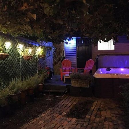 טורונטו Love-Nest With Private Hot Tub מראה חיצוני תמונה