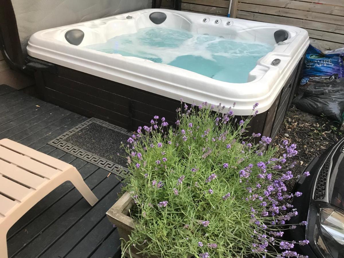 טורונטו Love-Nest With Private Hot Tub מראה חיצוני תמונה