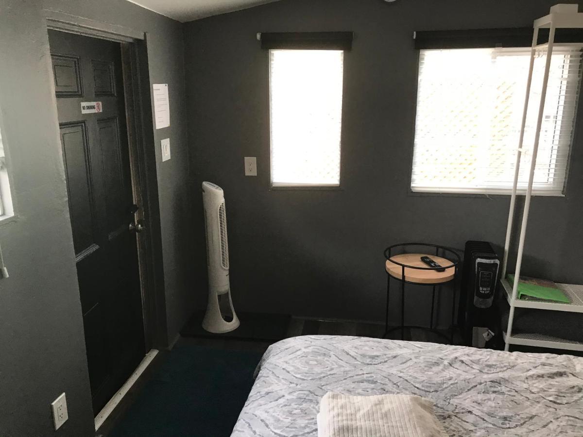 טורונטו Love-Nest With Private Hot Tub מראה חיצוני תמונה