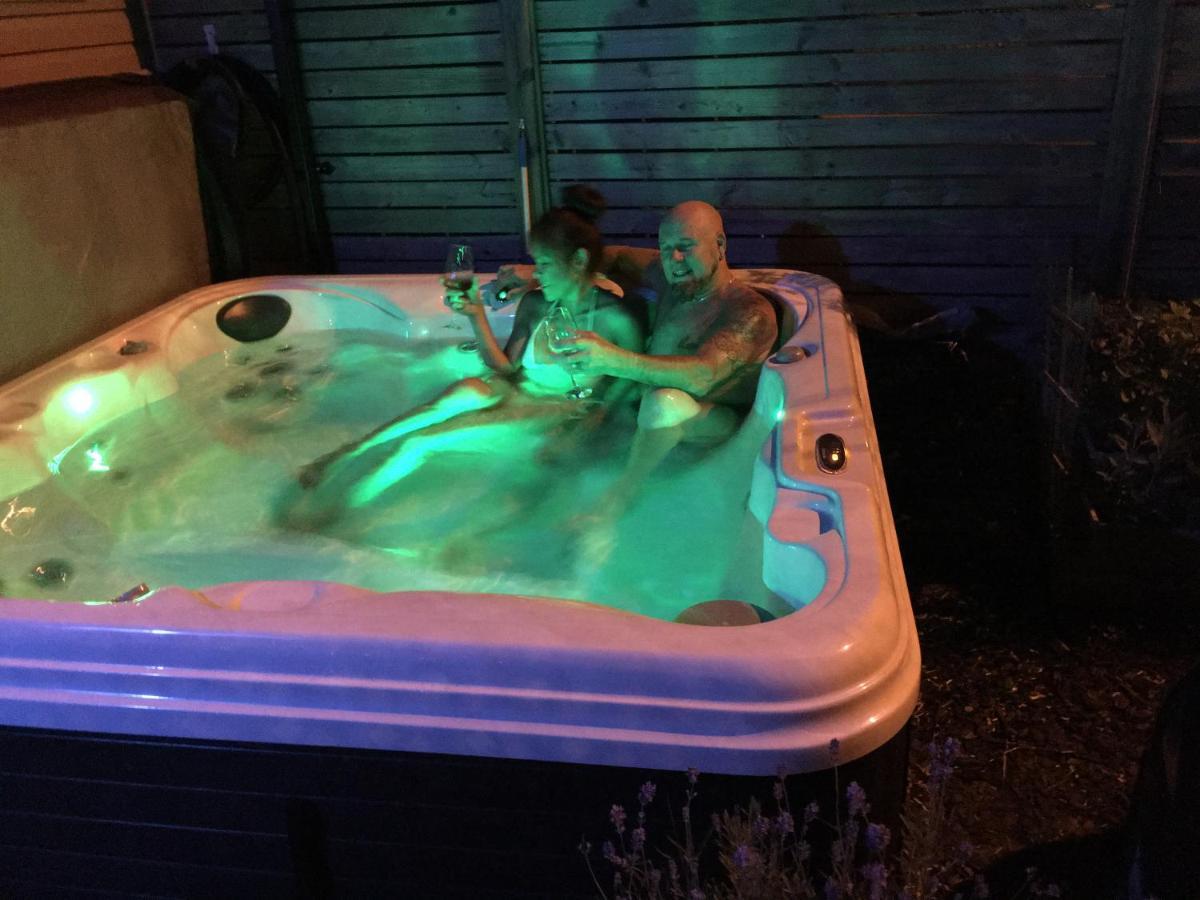 טורונטו Love-Nest With Private Hot Tub מראה חיצוני תמונה